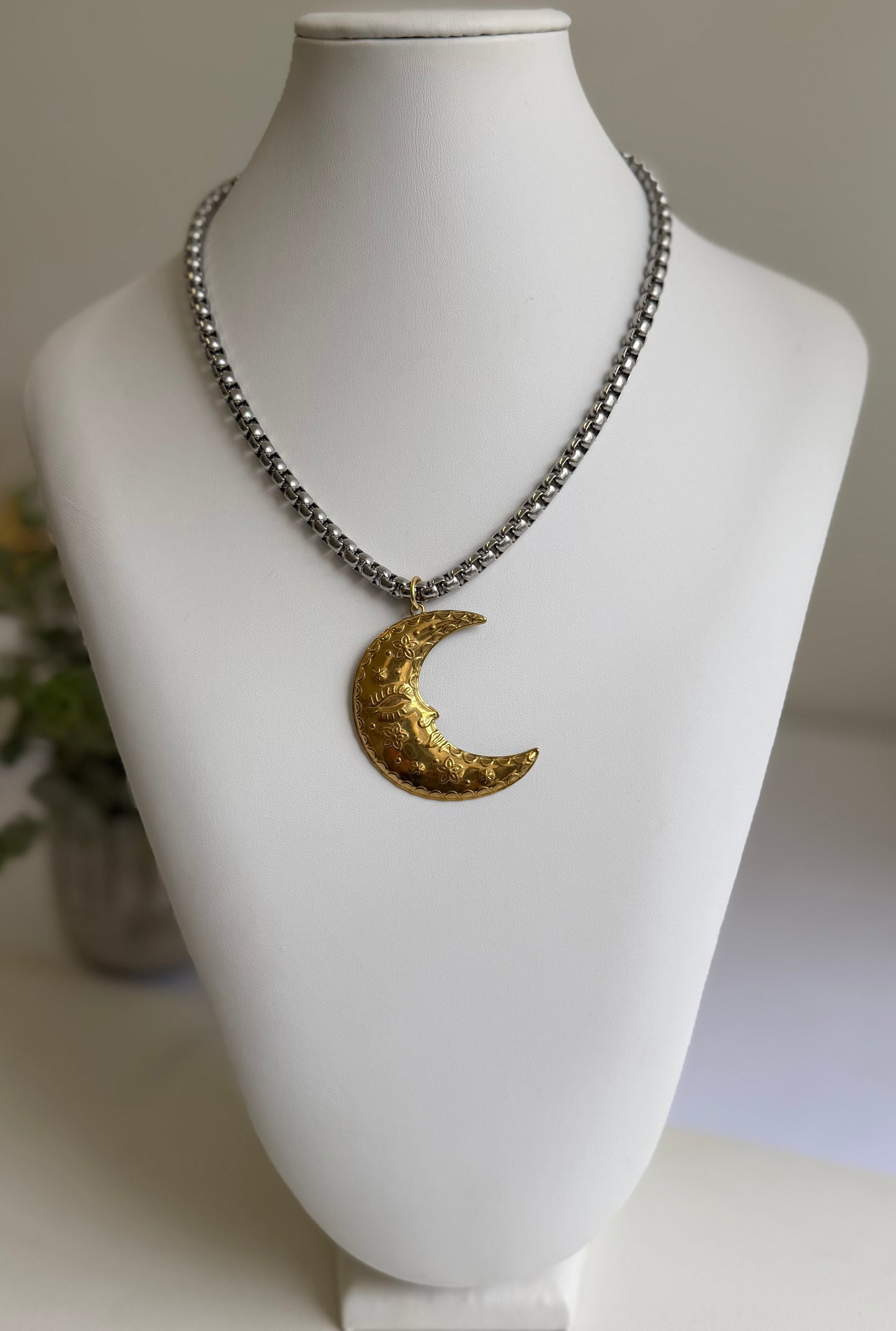 Sleepy Moon Chain