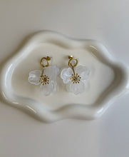 Load image into Gallery viewer, White Flower Earrings
