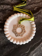 Load image into Gallery viewer, Star &amp; Flower Necklace

