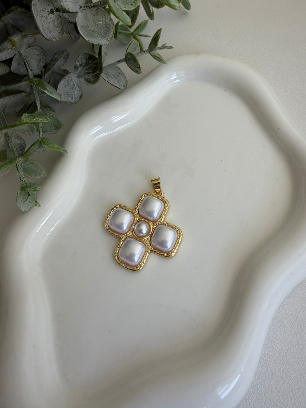 Cruz de Perla Charm