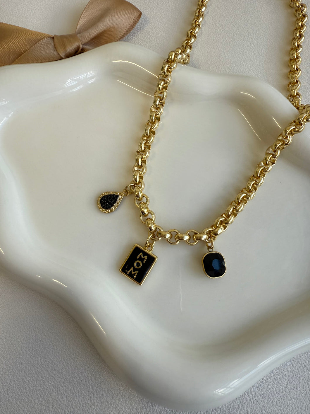 Black & White Mom Chain